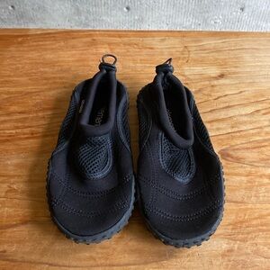 Sz 4 big kids Aqua Shoes